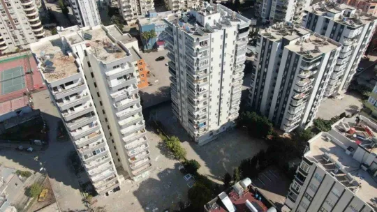 Yıkılacak binadaki eşyaları taşıyan hurdacıdan akılalmaz sözler