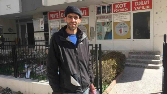 Yıkılacak binadaki eşyaları taşıyan hurdacıdan akılalmaz sözler