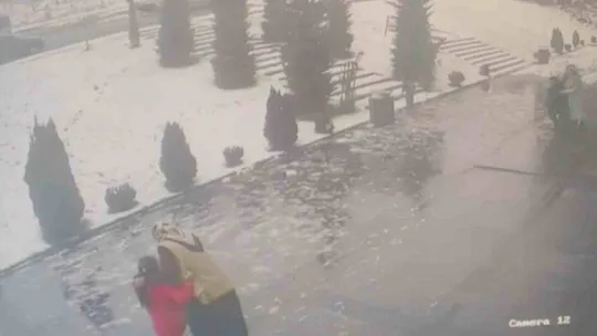 Yıkılan minarenin altında kalmaktan son anda kurtuldular