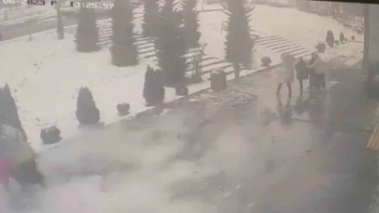 Yıkılan minarenin altında kalmaktan son anda kurtuldular