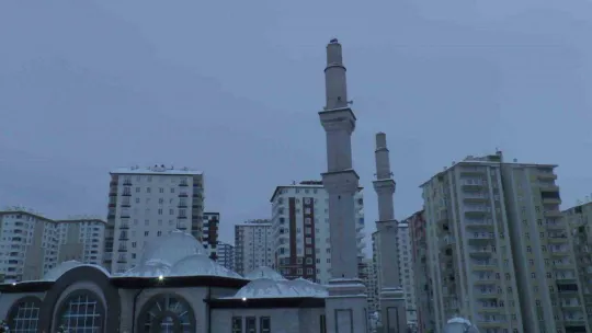 Yıkılan minarenin altında kalmaktan son anda kurtuldular