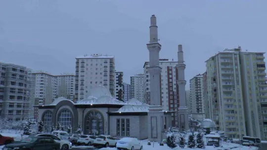 Yıkılan minarenin altında kalmaktan son anda kurtuldular