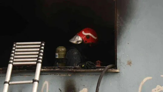 Yıkılan okulun metruk spor salonu alev alev yandı