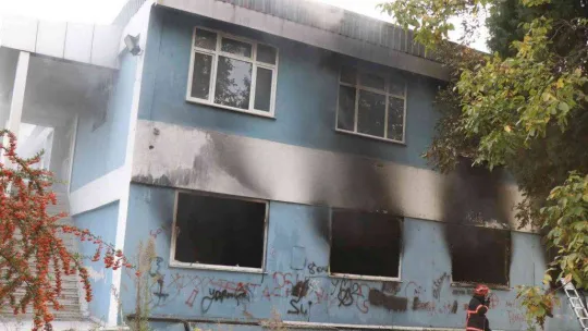 Yıkılan okulun metruk spor salonu alev alev yandı