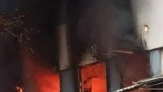 Yıkılan okulun metruk spor salonu alev alev yandı