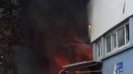 Yıkılan okulun metruk spor salonu alev alev yandı