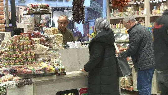 Yılbaşı öncesi vatandaşlar kuruyemişçilerin yolunu tuttu