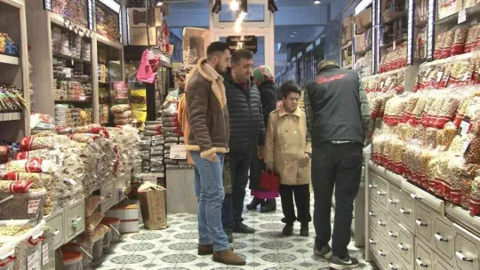 Yılbaşı öncesi vatandaşlar kuruyemişçilerin yolunu tuttu