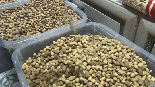 Yılbaşı öncesi vatandaşlar kuruyemişçilerin yolunu tuttu