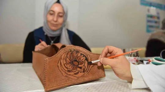Yıldırım'da deri sanatının incelikleri öğretiliyor