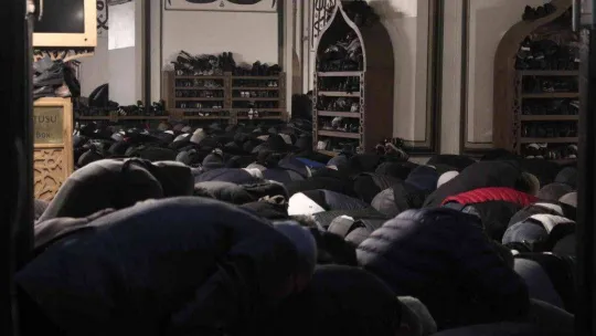 Yılın ilk günü binlerce kişi Ulu Cami'ye akın etti, trafik kilitlendi