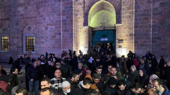 Yılın ilk günü binlerce kişi Ulu Cami'ye akın etti, trafik kilitlendi