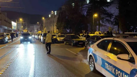 Yılın ilk günü binlerce kişi Ulu Cami'ye akın etti, trafik kilitlendi