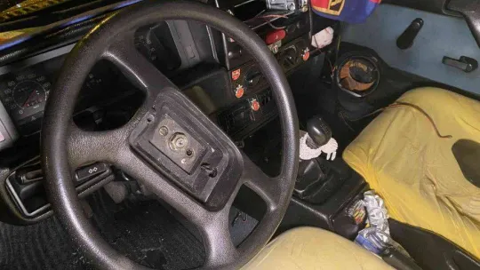 Yıllarca emek vererek yaptırdıkları otomobilin iç donanımları parça parça çalındı