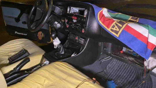 Yıllarca emek vererek yaptırdıkları otomobilin iç donanımları parça parça çalındı