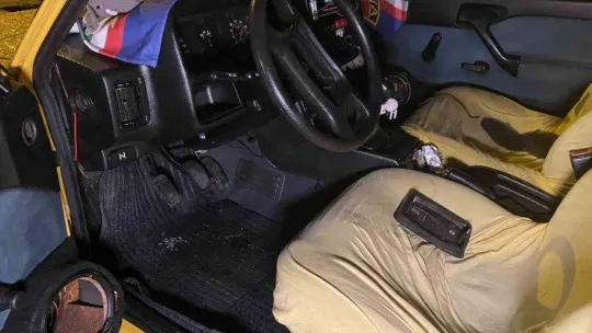 Yıllarca emek vererek yaptırdıkları otomobilin iç donanımları parça parça çalındı