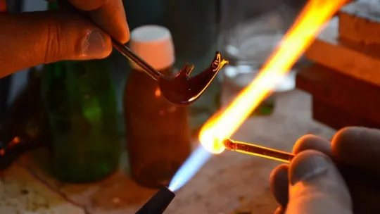 Yıllardır gözünü ateşten ayırmıyor