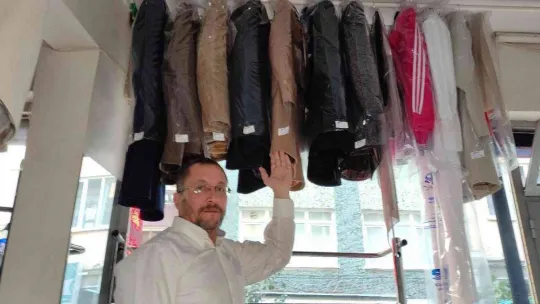 Yıllardır müşterilerinin unuttuğu kıyafetleri saklıyor