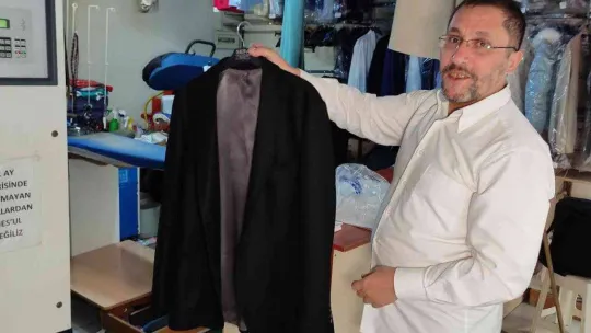 Yıllardır müşterilerinin unuttuğu kıyafetleri saklıyor