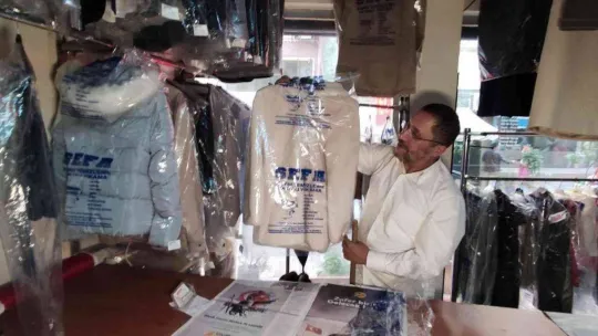 Yıllardır müşterilerinin unuttuğu kıyafetleri saklıyor