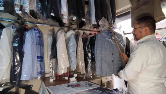 Yıllardır müşterilerinin unuttuğu kıyafetleri saklıyor