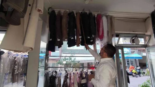 Yıllardır müşterilerinin unuttuğu kıyafetleri saklıyor