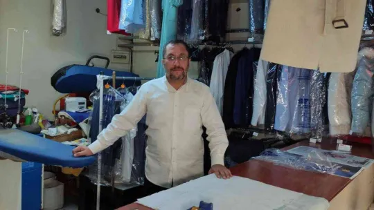 Yıllardır müşterilerinin unuttuğu kıyafetleri saklıyor