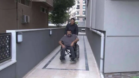 Yılmaz Morgül'den engelli vatandaşa akülü sandalye hediyesi