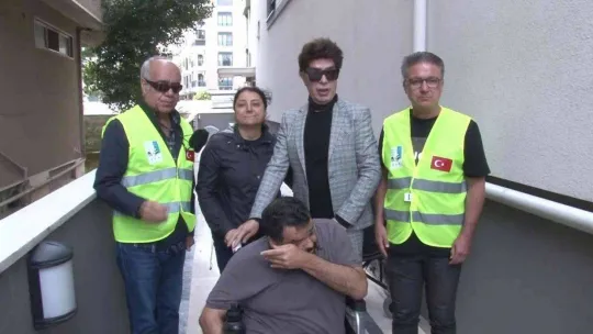 Yılmaz Morgül'den engelli vatandaşa akülü sandalye hediyesi