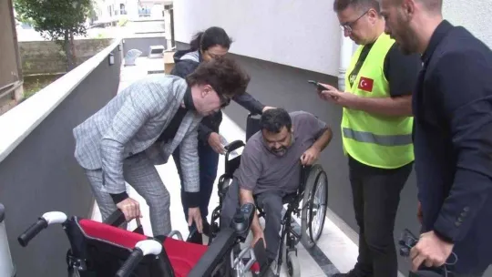 Yılmaz Morgül'den engelli vatandaşa akülü sandalye hediyesi