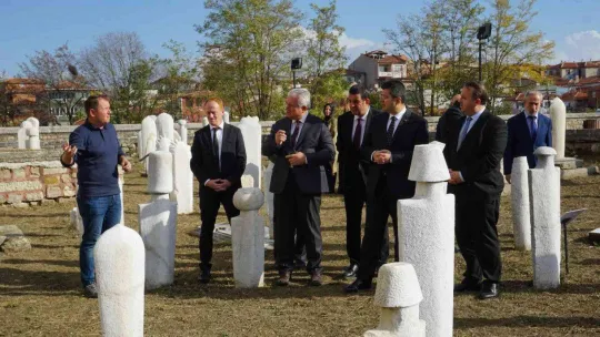 Yıpranan asırlık mezar taşları onarıldı