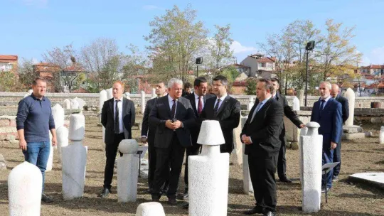 Yıpranan asırlık mezar taşları onarıldı