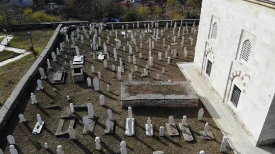 Yıpranan asırlık mezar taşları onarıldı