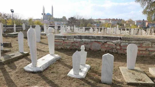 Yıpranan asırlık mezar taşları onarıldı