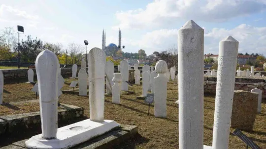 Yıpranan asırlık mezar taşları onarıldı