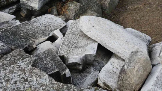 Yıpranan asırlık mezar taşları onarıldı