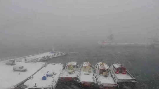 Yoğun kar yağışı nedeniyle Çanakkale-Kilitbahir seferleri durduruldu