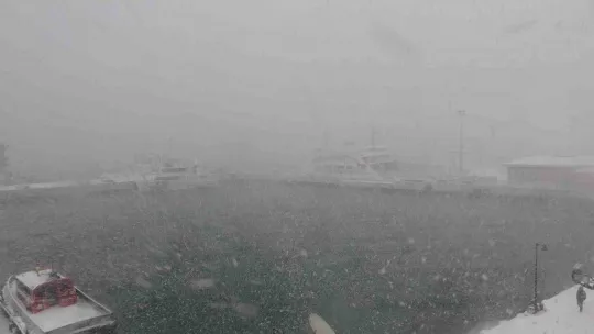 Yoğun kar yağışı nedeniyle Çanakkale-Kilitbahir seferleri durduruldu