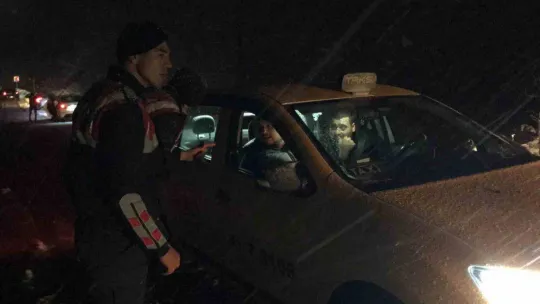 Yoğun kar yağışından ötürü onlarca araç, yüzlerce kişi mahsur kaldı