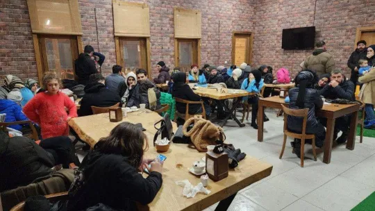 Yoğun kar yağışından ötürü onlarca araç, yüzlerce kişi mahsur kaldı