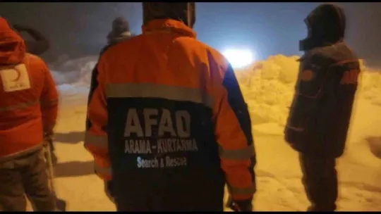 Yoğun kar yağışından ötürü onlarca araç, yüzlerce kişi mahsur kaldı