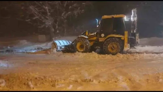 Yoğun kar yağışından ötürü onlarca araç, yüzlerce kişi mahsur kaldı