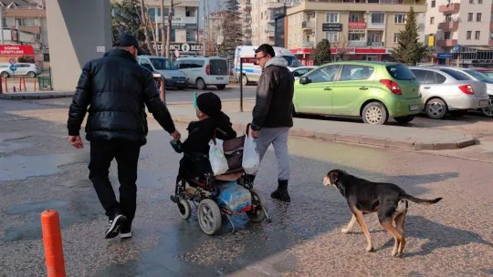 Yok böyle dostluk...Tedavi gören engelli sahibini saatlerce kapıda bekliyor