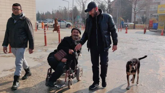 Yok böyle dostluk...Tedavi gören engelli sahibini saatlerce kapıda bekliyor