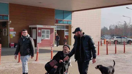 Yok böyle dostluk...Tedavi gören engelli sahibini saatlerce kapıda bekliyor