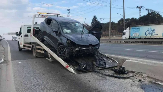 Yol ayrımında bariyerlere çarptı: 3'ü çocuk 6 yaralı