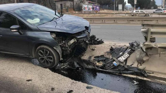 Yol ayrımında bariyerlere çarptı: 3'ü çocuk 6 yaralı