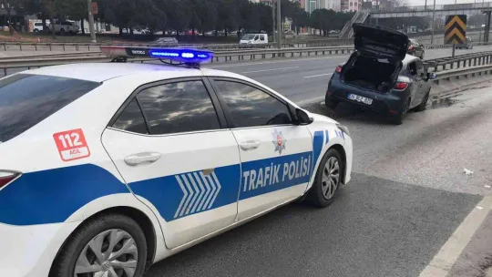 Yol ayrımında bariyerlere çarptı: 3'ü çocuk 6 yaralı