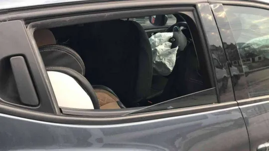 Yol ayrımında bariyerlere çarptı: 3'ü çocuk 6 yaralı