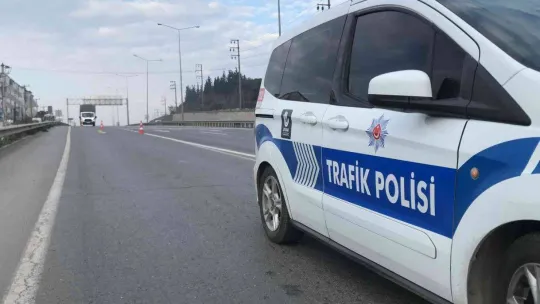 Yol ayrımında bariyerlere çarptı: 3'ü çocuk 6 yaralı